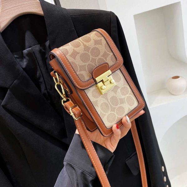 Tienda Venta al por mayor Bolsos de diseñador Bolso de hombro 2024 Bolsas nuevas Moda coreana Contraste Color Bolsa de teléfono Versátil Estilo occidental Mujer Crossbody Popular