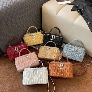 Tiendas Exportación Diseñador Bolsas de hombro 2024 Nuevo Hilo bordado Multitud Diseño Bolsa Moda para mujer Fragante Caramelo Crossbody Cubo Un Hombro Maquillaje