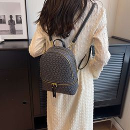 Winkels exporteren ontwerper schoudertassen schoudertas voor vrouwen 2024 Nieuwe modieuze Koreaanse versie trendy print draagbare mama rugzak minimalistische brief reizen