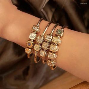 Strand CZ Cubic Zirconia18K Chapado en oro real Cubo de cobre Encantos Alfabeto Letra inicial Cuentas cuadradas Brazalete con nombre para mujer Pulseras