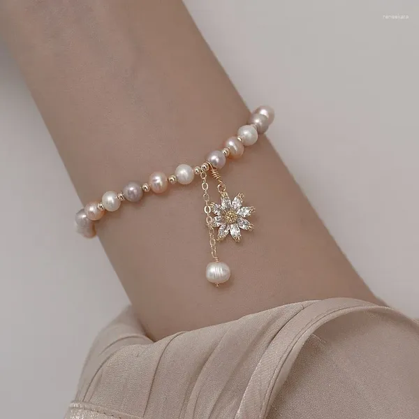 Strand Minar Estilo coreano Pulsera de perlas de agua dulce contrastadas para mujeres Pulseras con dijes de flores de circón CZ de cobre chapado en oro real de 14 quilates