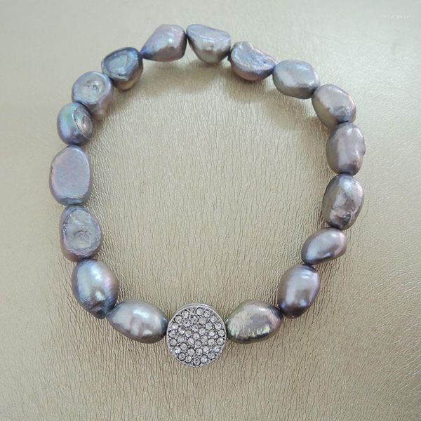 Bracelet en perles d'eau douce Strand Nature avec un bel accessoire en cristal. Joli cintre baroque. Gris