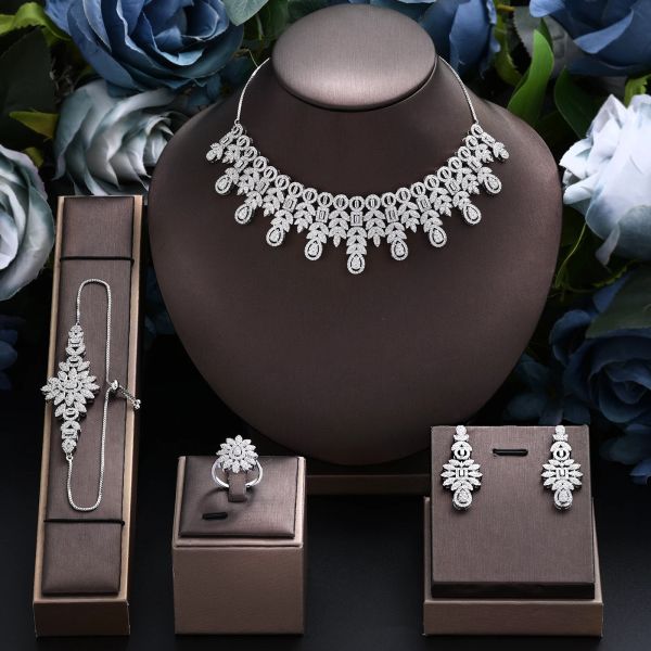 Strons 2024 Sales de mariée de mariage Bridal Bijoux pour femmes 4 pièces Bracelet de collier de collier de création de zircone avec chaîne réglable