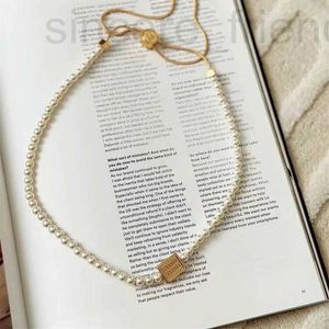 STRANDS Designer 2023 NIEUWE MISS MIAO PEARL KALLACE LICHT LUXE Mode Mode veelzijdige high -end cirkelvormige activiteit Buckle Square Sign Letter Pendant Sewc