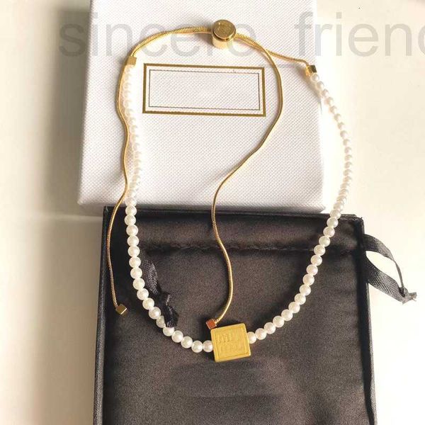 Designer des brins Miss Miao 24 Collier long du début de la perle du début du printemps MIU Célébrité haut de gamme Internet Pendant de vent parfumé FRU9