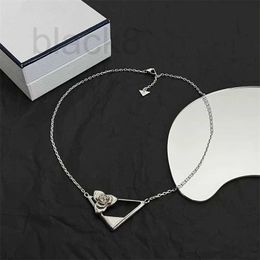 Strands Designer Triangle Rose Chaîne de collier personnalisée pour femmes 2024 Automne / Hiver Nouvelle mode et collier au design unique Q9I1
