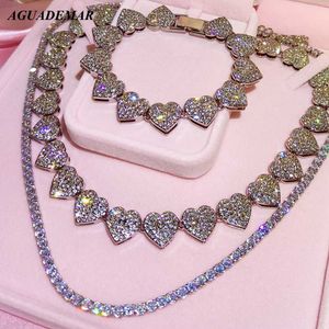 STRANDS Modieuze en glanzende hartvormige Cubaanse link ketting Bracelet Geschikt voor vrouwen alle strass ingelegde Cubaanse link ketting ijs uit sieraden 240424