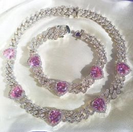 Brins nouveaux 2024 Valentin's Design Pink White Heart Cluster Charm Bracelet Hip Hop Cuban Link Chain Hip Hop pour les femmes Iced Out Bling Jewelry
