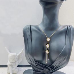 Brins Nouveaux colliers de pendentif de créateur pour femmes Collier de médaillon de trèfle de trèfle 4 / quatre feuilles
