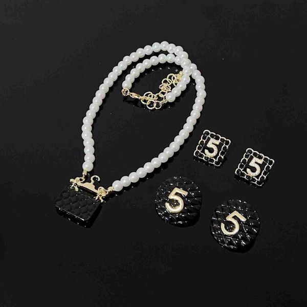 Strands, Strings designer Black Bag Pendant Pearl Necklace Microinlaid with Zircon Digit 5 Silver Needle Boucles d'oreilles Femme R068