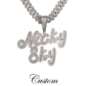 Strands Strings Baguettes glacées Lettres Pendentif Chaîne cubaine avec plaque signalétique Collier de mots empilés personnalisés Nom personnalisé Bijoux Cadeaux pour elle 230822