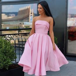 Strapless A-lijn roze knielengte Homecoming jurk knielengte eenvoudige champagne satijn short prom feestjurken voor tieners