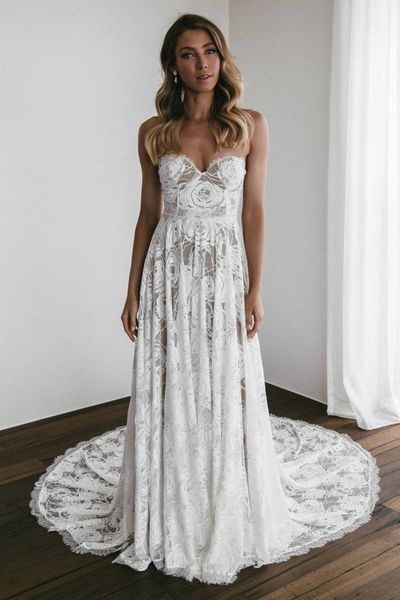 Robe de mariée trapèze sans bretelles, à la mode, sans manches, en dentelle, dos nu, boutons recouverts, dentelle attrayante, faite sur commande