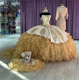 Strapless Jurk Gouden Bal Quinceanera Jurken Kralen Applicaties Lange Galajurk Ruches Tiered Verjaardagsfeestje Vestidos De 15 Anos