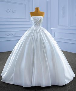 Robe de mariée en satin sans bretelles, robe de mariée avec traîne sur la plage