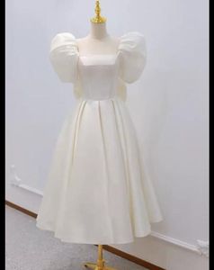 Robe de demoiselle d'honneur sans bretelles à manches courtes Robe de demoiselle d'honneur en satin longueur genou