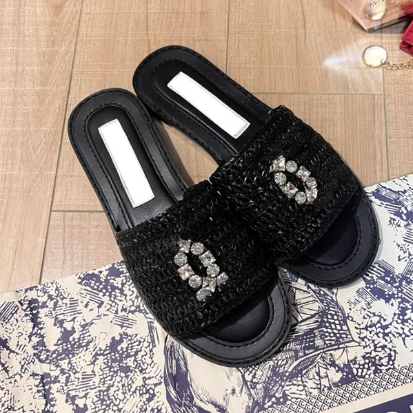 Sandales de créateur en paille pour femmes, sandales noires de luxe carrées tissées avec strass, pantoufles vintage matelassées, chaussures de plage en plein air, tongs en cuir