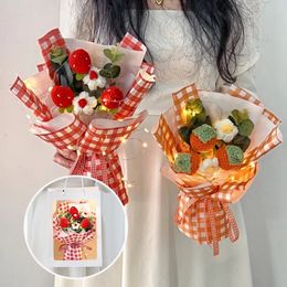 Bouquet de fleurs au Crochet aux fraises, artificiel fini avec des cordes lumineuses, cadeau de la saint-valentin, 240308