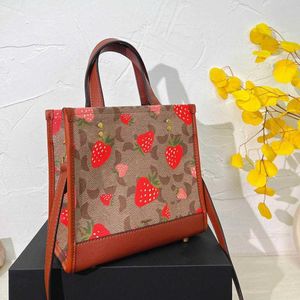 Aardbei print Tote Tas Fashion Designers Handtas totes C Letter Grote capaciteit Winkelzakken Dames Trendy Designer Bag Hoogwaardige schoudertas Wllet