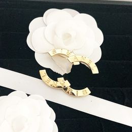 Calle callejera broche en relieve de lujo de 18 km broche chapado dorado regalo regalo de solapa de lujo diseñador diseñador unisex broche accesorios de moda de primavera QQ