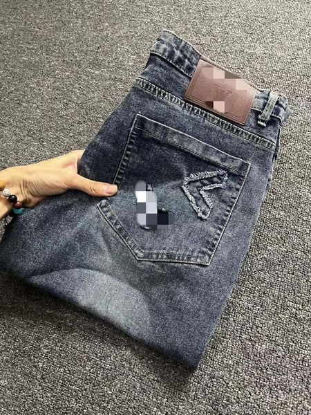 Estilo de ropa de calle Patrón de bordado de ajuste delgado Jeans al por mayor diseño recto Retro