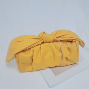Street photo sac à main arc du créateur 2023 printemps/été nouveau sac à main en satin sac nuage plissé sac à main simple épaule diagonale sac à main polyvalent en cuir jaune