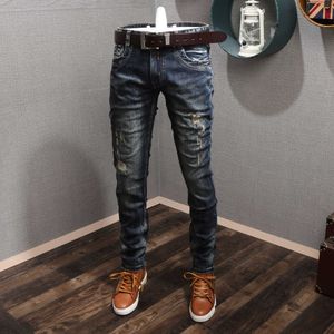 Jean rock revival tendance street avec trous déchirés, patchs de broderie délavés bleus et noirs, pantalon slim fit, hommes religieux tendance pour hommes