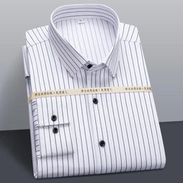 Chemise habillée extensible pour hommes mode à manches longues mince jeunesse coupe ajustée bureau social solide rayé non-fer doux plaine chemises intelligentes 240109