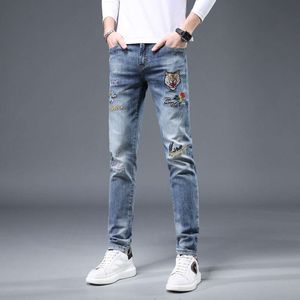 Strenge selectie van lente nieuwe modemerk heren tijgerkop geborduurde elastische slim fit kleine voet jeans voor heren