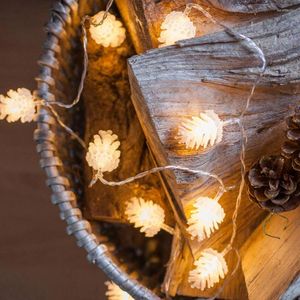 Strijkers 3 meter 20 Pinecone LED STRING LICHT Licht Kerstmis Batterij Batterij Bediende slaapkamerdecoratie of boom