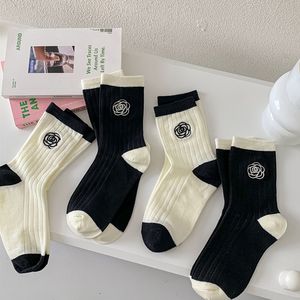 Chaussettes de camélia classiques rayées femmes broderie de fleur chaussette de coton noir blanc