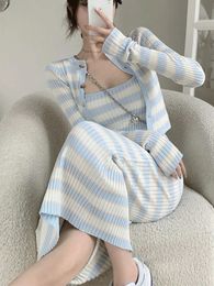 Robe moulante en tricot rayé + robe cardigan pour femme, ensemble 2 pièces, robe mi-longue aux hanches, nouvelle jupe coréenne d'automne 2024 240108