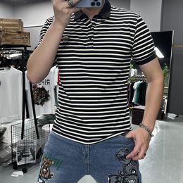 Camiseta de manga corta de polvo a rayas hombres delgados ajustados de moda de moda bordada camiseta camiseta de verano