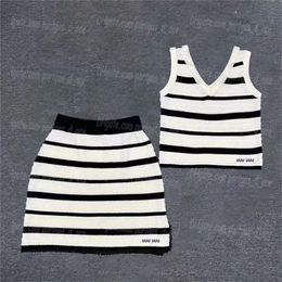 Femmes à rayures Tricoted Tank Robe Set Cropped Luxury Designer Knits Tops Tops Tenues Letter Tank Sinlet Jirts Sexy Bandeau Singlets Robes