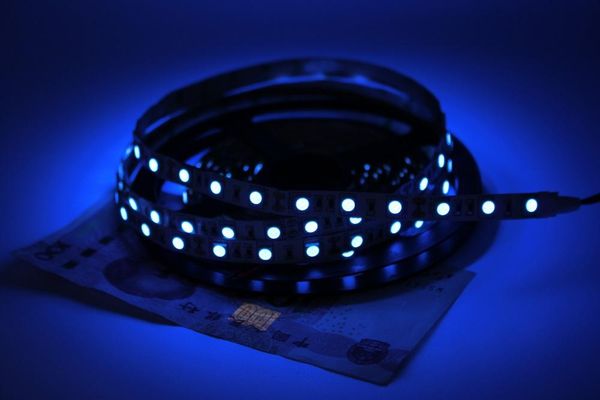 Tiras de LED Super brillante 5M UV Tira de luz ultravioleta DC12V 300Leds Púrpura IP20 Tap Ribbon String Mejor que 3528LED StripsLED