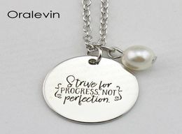 STREVEN VOOR VOORUITGANG NIET PERFECTIE Inspirerende handgestempelde gegraveerde aangepaste hanger vrouwelijke ketting Jewelry18Inch22MM10PCSLo3727727