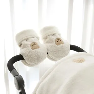 Piezas de cochecito Guantes de bebé suaves y cálidos bordados de oso encantadores guantes de invierno a prueba de cordero para carro infantil