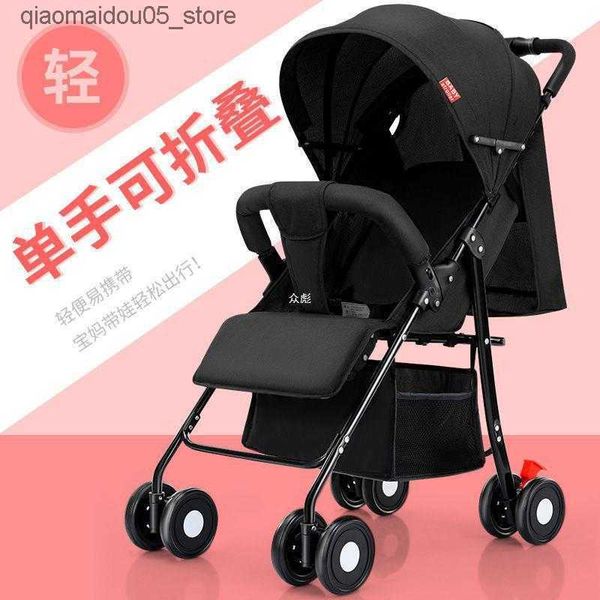 Poussettes # La poussette de bébé est portable petite assise allongée pliage en train de pousser la main poussant les enfants à quatre roues du véhicule de véhicule.