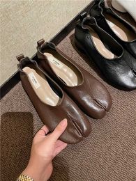 Sterk aanbevolen - herfst 2022 Koreaanse versie Super Ins Split Toe Pig Trotters eenvoudige en veelzijdige dikke hakken bonen enkele schoenen voor vrouwen