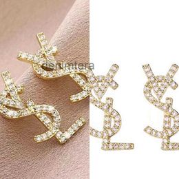 Stud 18k chapado en oro Pendientes de letras de cristal austriaco para mujeres Europa y EE. UU. Popular Diseñador simple Boda Novia Joyería Regalo 2024 2VSF
