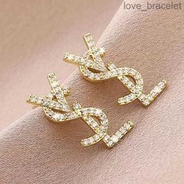Stud 18K Gold vergulde Oostenrijkse kristal brief Stud -oorbellen voor vrouwen Europeaan en VS Populaire eenvoudige designer oorbellen Wedding Bruid Juwelier Geschenk goed