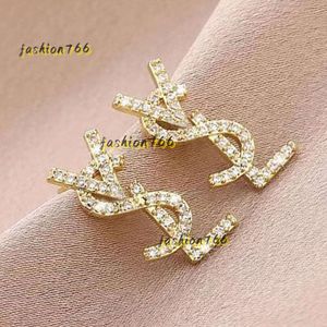 Stud 18K plaqué or cristal autrichien lettre femmes européennes et 2024 populaires simples boucles d'oreilles de créateur de mariage bijoux de mariée GIF boucles d'oreilles0