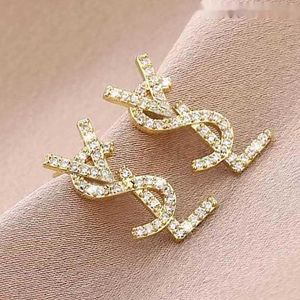 Stud 18K Gold vergulde Oostenrijkse kristal brief Stud -oorbellen voor vrouwen Europeaan en VS Populaire eenvoudige designer oorbellen Wedding Bruid Juwelier Geschenk goed