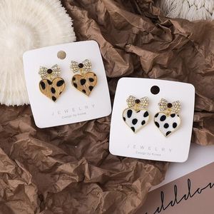 Stud 2021 moda de Corea del Sur Otoño e Invierno perla lazo de diamantes de imitación leopardo de felpa pendientes de amor mujeres al por mayor