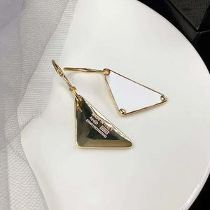 Stud 2022 Nouvelles boucles d'oreilles triangle pour femmes Designer Fashion Ear Studs Bijoux Cadeaux