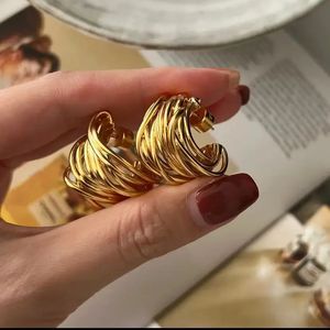 Stud 2023 Fashion Trend Unique Design Elegant Exquis Retro Emballage C Forme de boucle d'oreille Bijoux Party Gift Wholesale 231117