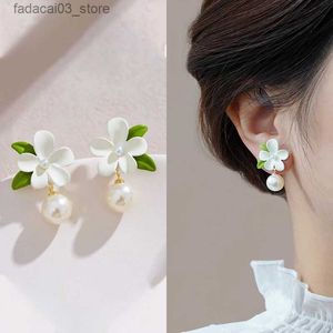 Stud 2023 Nouvelle couleur blanche fraîche Gardenia Perle Pendentif Boucles d'oreilles pour femmes Doux Beau tempérament Filles Mode Bijoux Cadeau Q240125