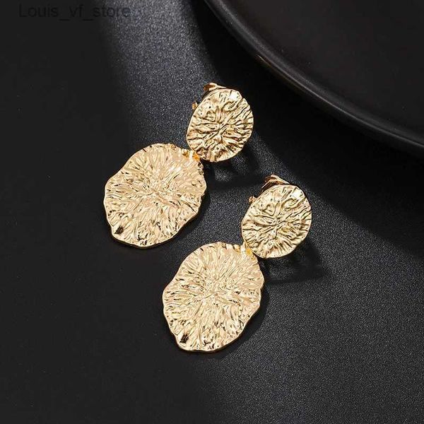 Stud 2023 Nuevo Vintage Irregular Textured Metal Latón Disco Clip en Pendientes Geométricos ZA Personalidad no perforada Clips de oreja Joyería T231213