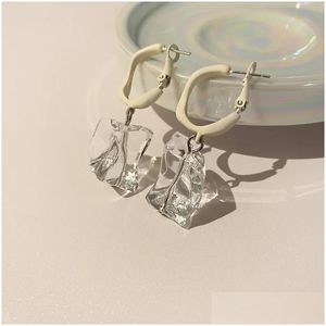 Stud 2024 oorbellen C Vorm hanger en transparante acryl oorbel Zuid -Koreaanse stijl modieuze zoete elegante ms sieraden groothandel otosu