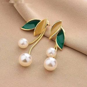 Stud 2024 Nouvelle tendance de la mode Design unique élégant délicat léger luxe perle feuille gland boucles d'oreilles femmes bijoux fête cadeaux premium AA169